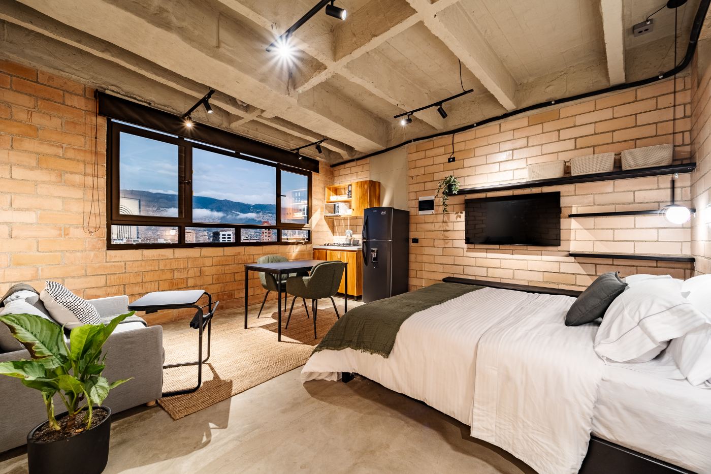 Grand Suite: comedor, cama y vista a las montañas